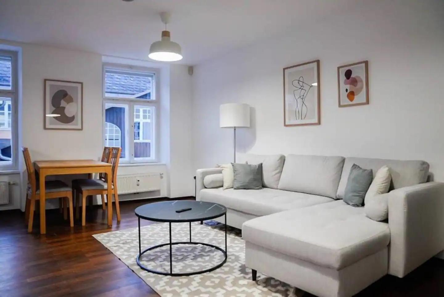 Authentic Austrian Flat In The South Of Vienna Apartamento Modling Exterior foto