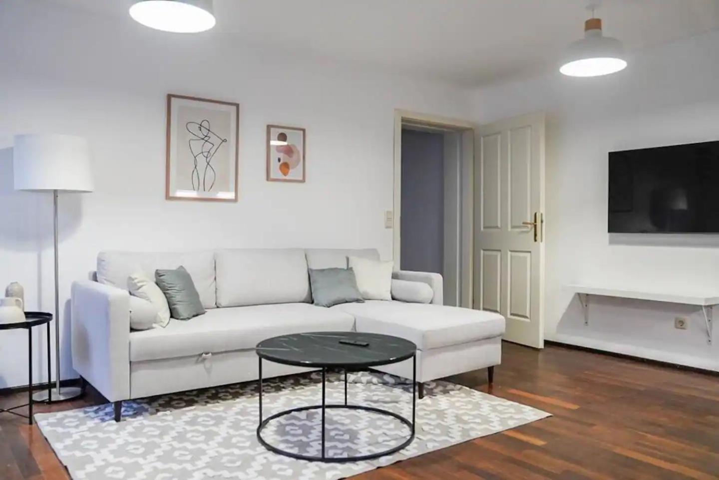 Authentic Austrian Flat In The South Of Vienna Apartamento Modling Exterior foto