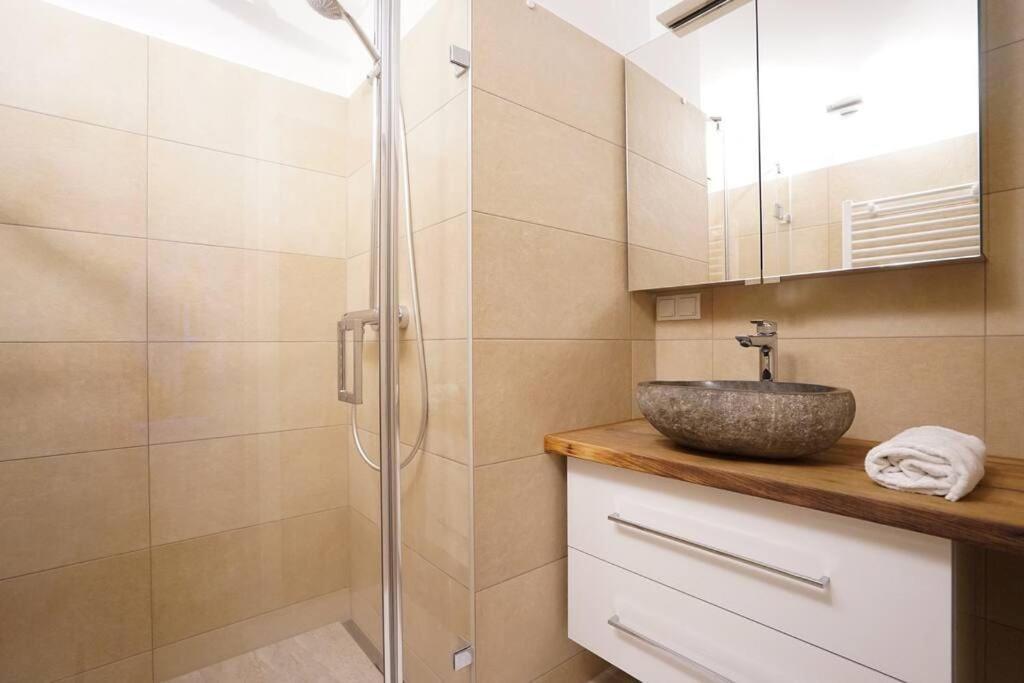 Authentic Austrian Flat In The South Of Vienna Apartamento Modling Exterior foto
